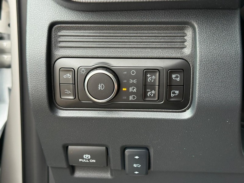 Ford Super Duty F-250 SRW Vehicle Full-screen Gallery Image 19