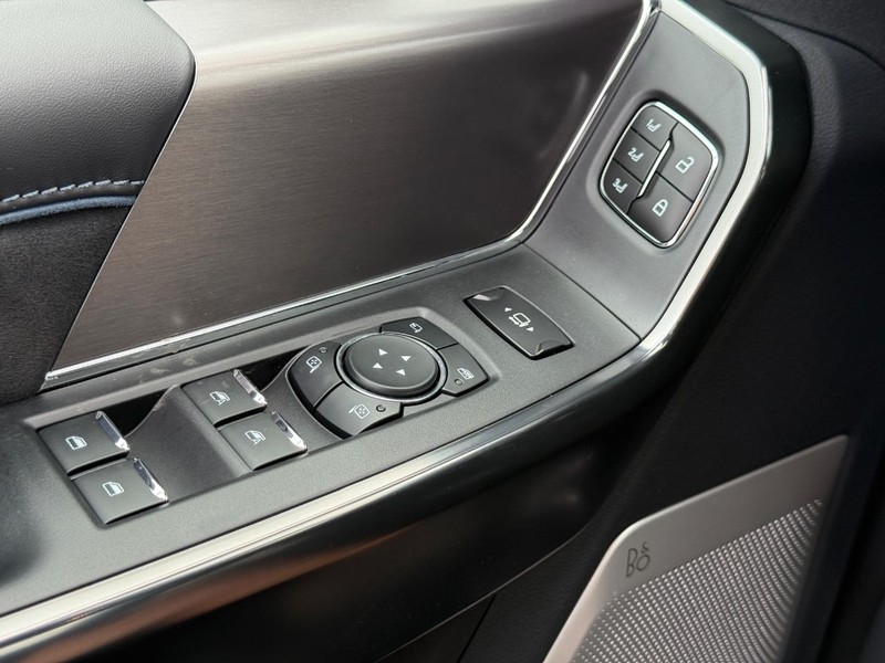 Ford Super Duty F-250 SRW Vehicle Full-screen Gallery Image 21