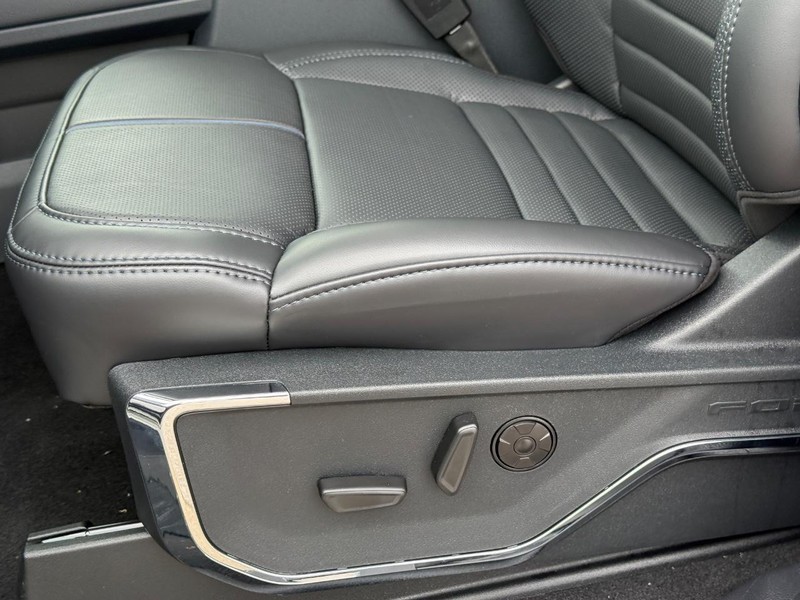 Ford Super Duty F-250 SRW Vehicle Full-screen Gallery Image 22