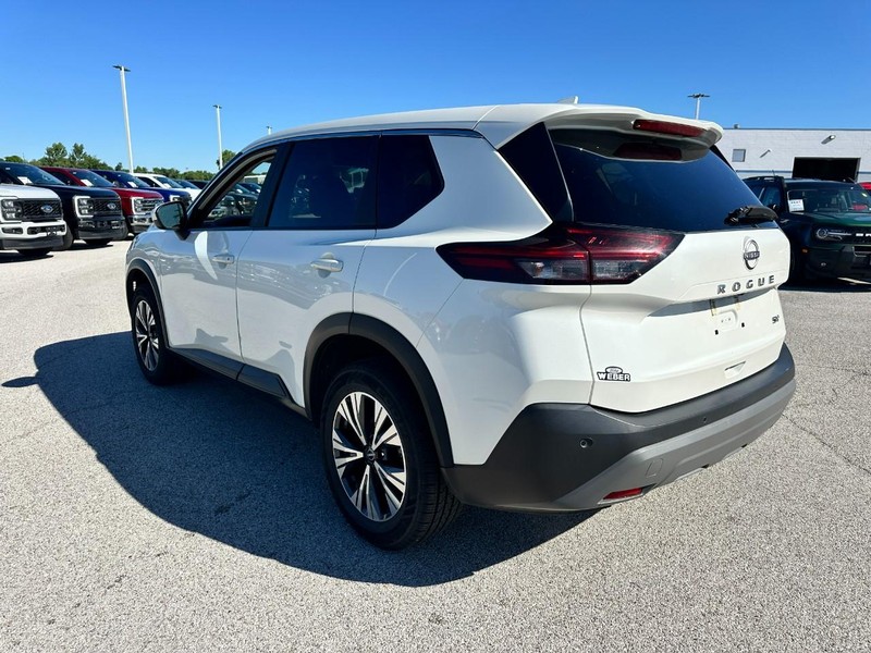 Nissan Rogue Vehicle Full-screen Gallery Image 3
