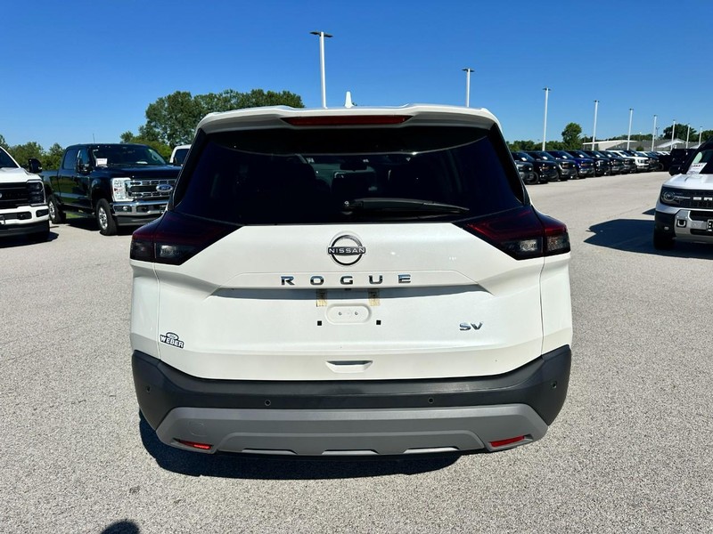 Nissan Rogue Vehicle Full-screen Gallery Image 4