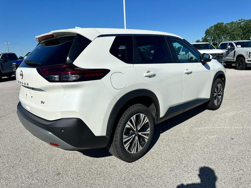 Nissan Rogue Vehicle Full-screen Gallery Image 6