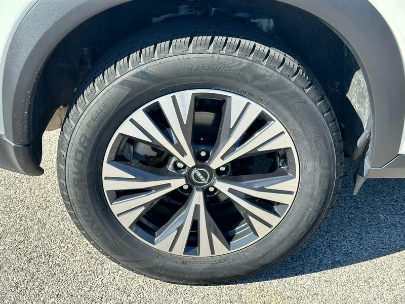 Nissan Rogue Vehicle Full-screen Gallery Image 7