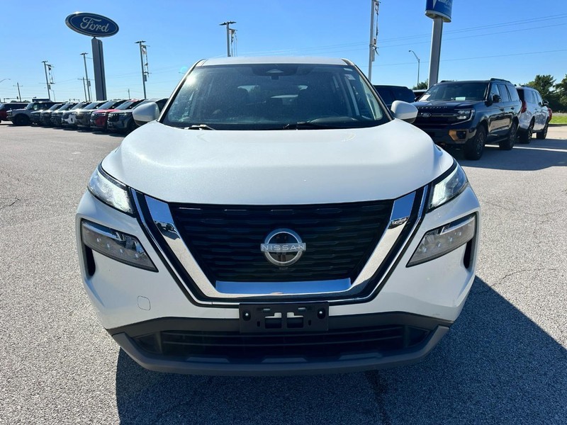Nissan Rogue Vehicle Full-screen Gallery Image 9
