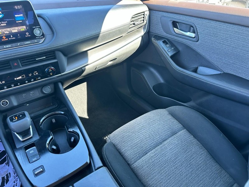 Nissan Rogue Vehicle Full-screen Gallery Image 15