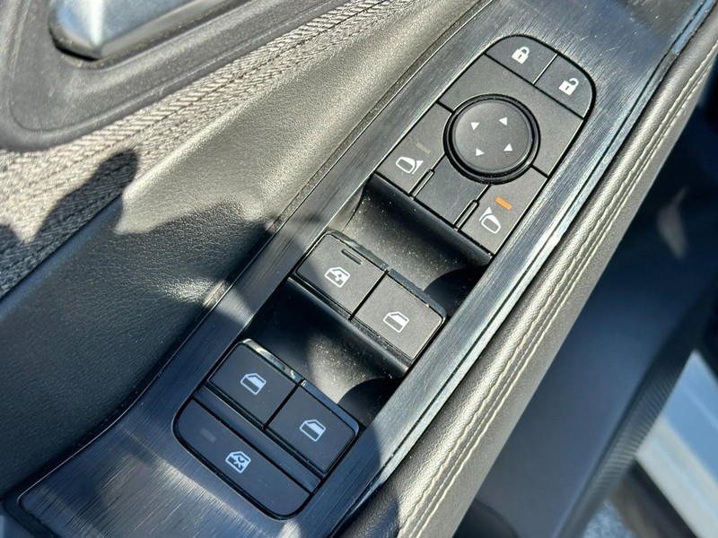 Nissan Rogue Vehicle Full-screen Gallery Image 16