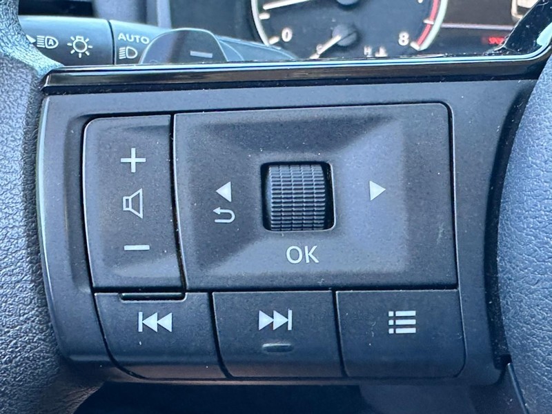 Nissan Rogue Vehicle Full-screen Gallery Image 18