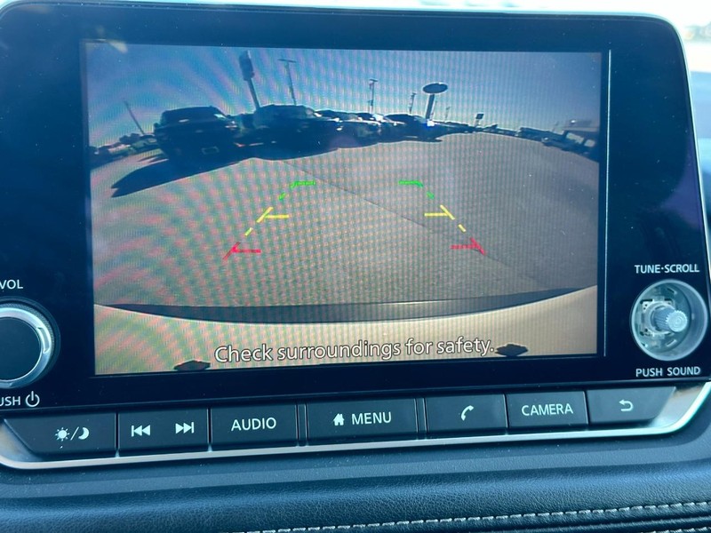 Nissan Rogue Vehicle Full-screen Gallery Image 21