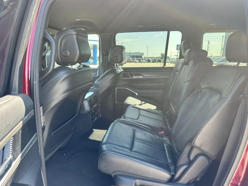 Jeep Wagoneer L Vehicle Full-screen Gallery Image 9