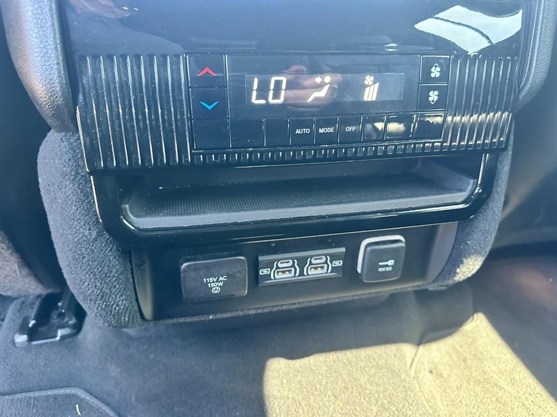 Jeep Wagoneer L Vehicle Full-screen Gallery Image 11