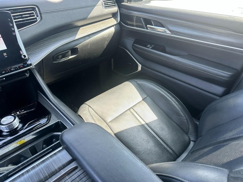 Jeep Wagoneer L Vehicle Full-screen Gallery Image 16