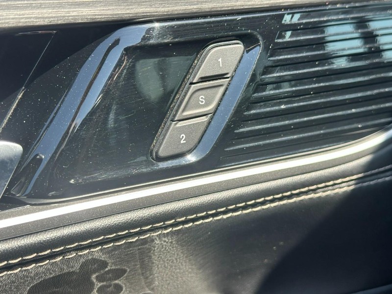 Jeep Wagoneer L Vehicle Full-screen Gallery Image 18