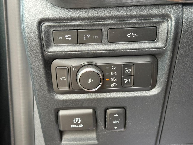 Ford F-150 Vehicle Full-screen Gallery Image 24