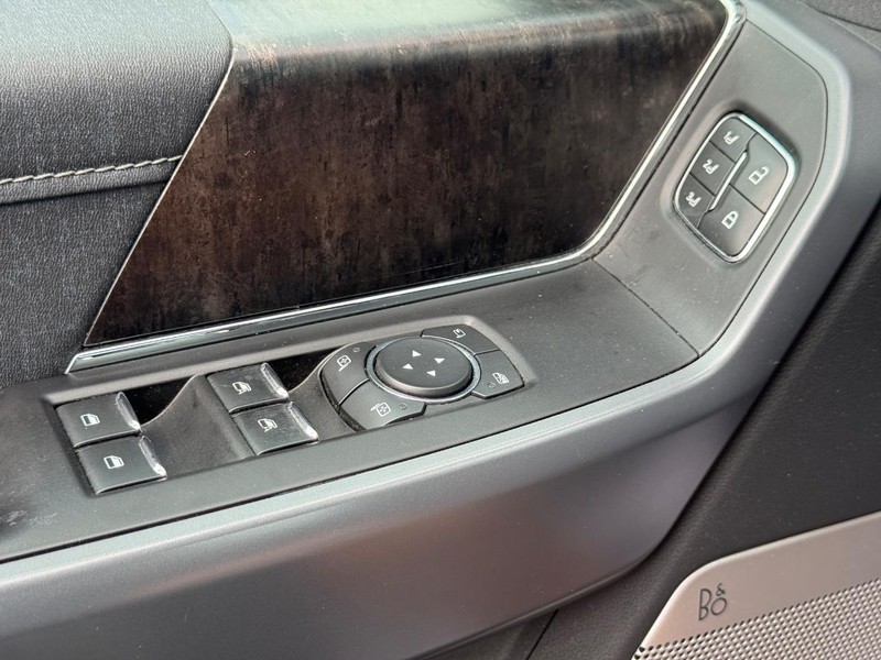 Ford F-150 Vehicle Full-screen Gallery Image 25