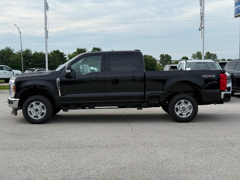 Ford Super Duty F-250 SRW Vehicle Full-screen Gallery Image 2