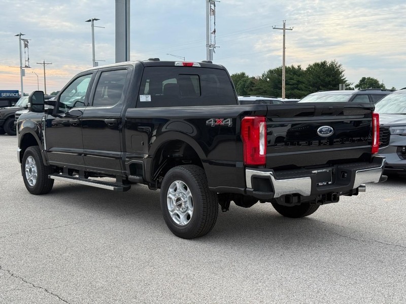 Ford Super Duty F-250 SRW Vehicle Full-screen Gallery Image 3