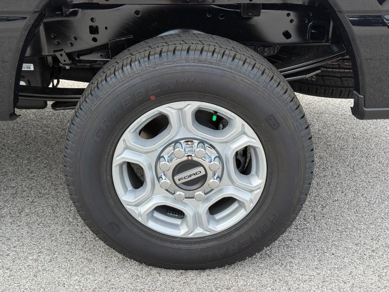 Ford Super Duty F-250 SRW Vehicle Full-screen Gallery Image 4