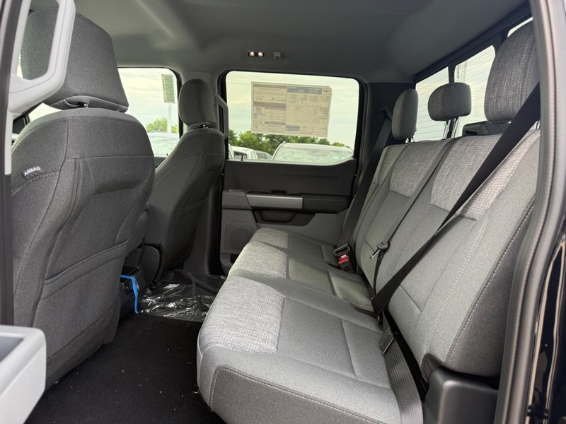 Ford Super Duty F-250 SRW Vehicle Full-screen Gallery Image 5