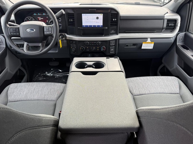 Ford Super Duty F-250 SRW Vehicle Full-screen Gallery Image 6