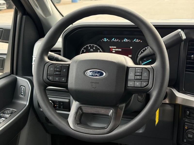 Ford Super Duty F-250 SRW Vehicle Full-screen Gallery Image 7
