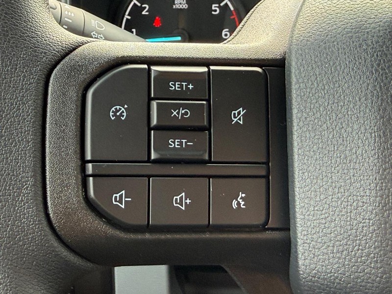 Ford Super Duty F-250 SRW Vehicle Full-screen Gallery Image 8
