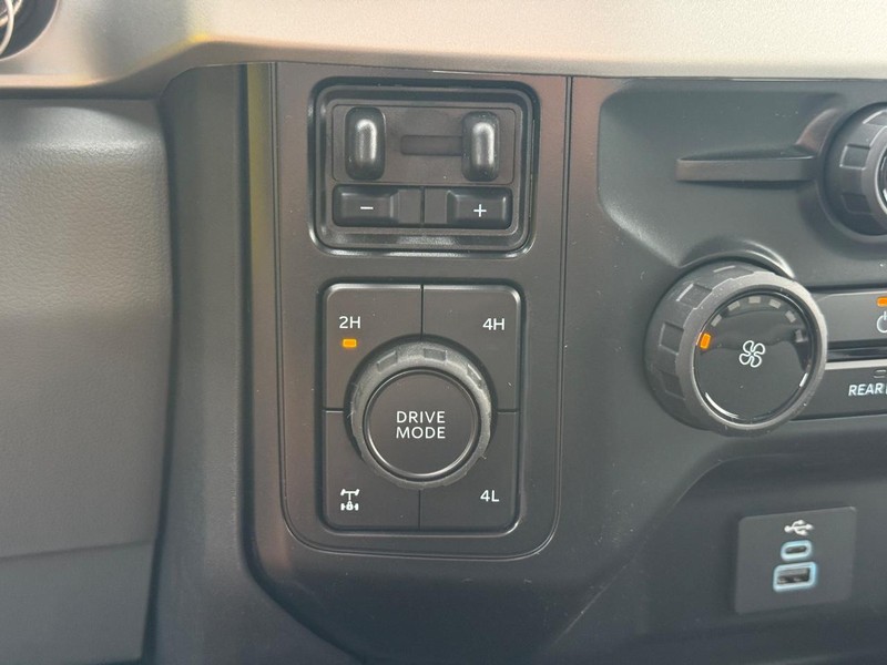 Ford Super Duty F-250 SRW Vehicle Full-screen Gallery Image 12