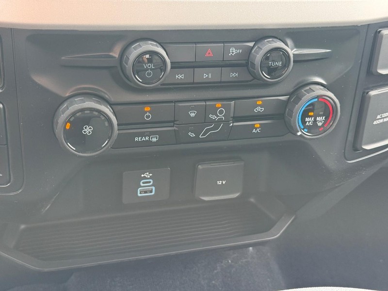 Ford Super Duty F-250 SRW Vehicle Full-screen Gallery Image 13