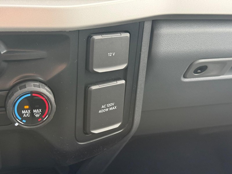 Ford Super Duty F-250 SRW Vehicle Full-screen Gallery Image 14