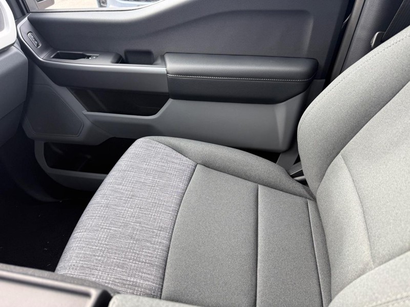 Ford Super Duty F-250 SRW Vehicle Full-screen Gallery Image 15