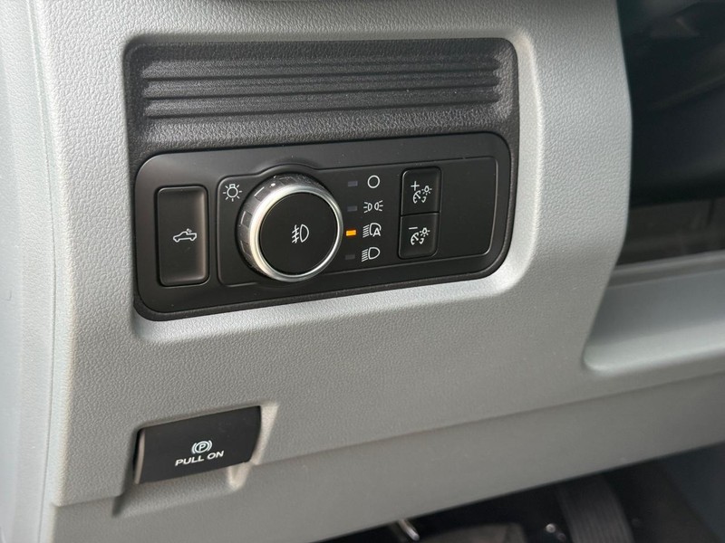 Ford Super Duty F-250 SRW Vehicle Full-screen Gallery Image 16