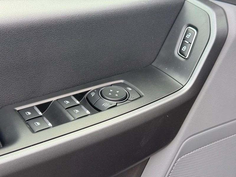 Ford Super Duty F-250 SRW Vehicle Full-screen Gallery Image 17