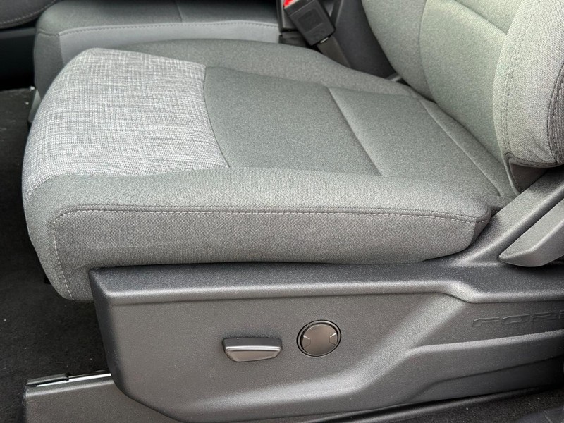 Ford Super Duty F-250 SRW Vehicle Full-screen Gallery Image 18