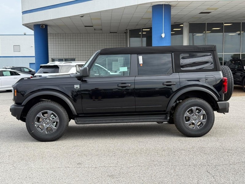 Ford Bronco Vehicle Full-screen Gallery Image 2