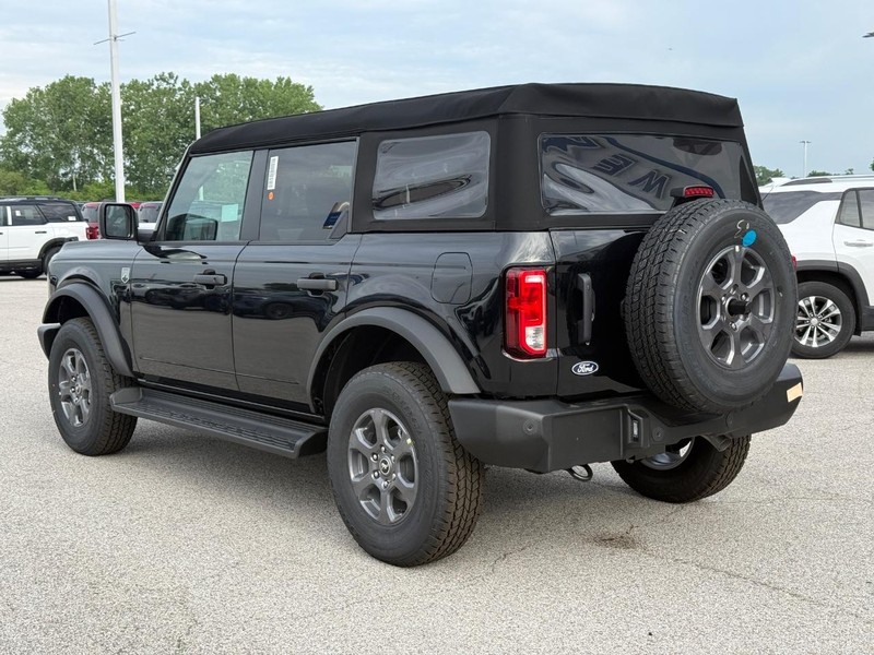 Ford Bronco Vehicle Full-screen Gallery Image 3