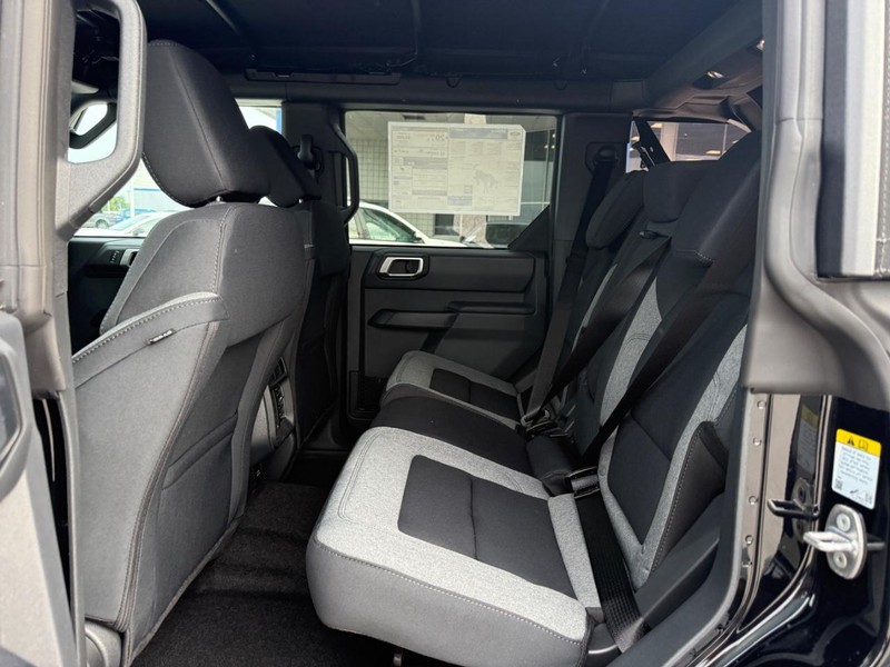 Ford Bronco Vehicle Full-screen Gallery Image 5