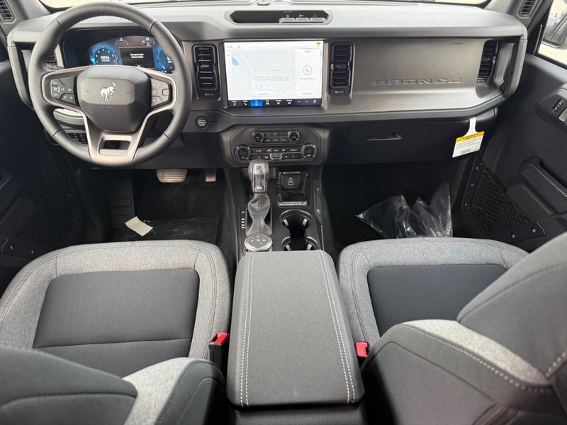 Ford Bronco Vehicle Full-screen Gallery Image 6