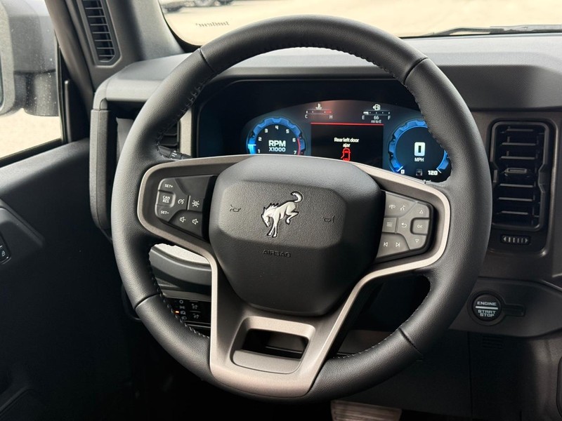 Ford Bronco Vehicle Full-screen Gallery Image 7