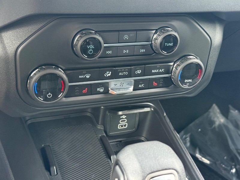 Ford Bronco Vehicle Full-screen Gallery Image 13