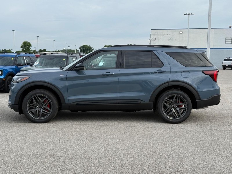 Ford Explorer Vehicle Full-screen Gallery Image 2