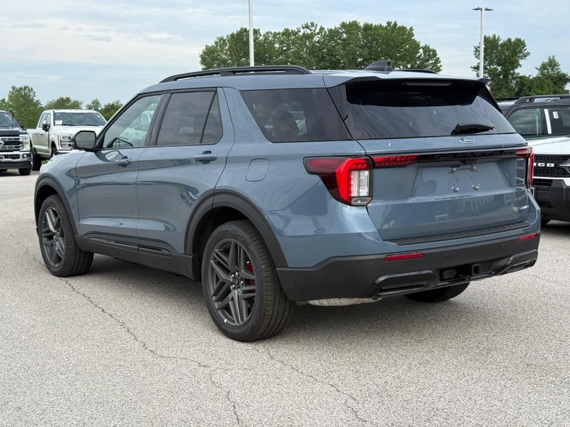Ford Explorer Vehicle Full-screen Gallery Image 3
