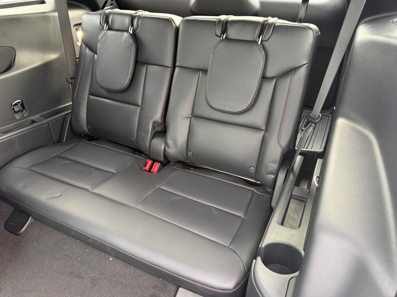 Ford Explorer Vehicle Full-screen Gallery Image 5