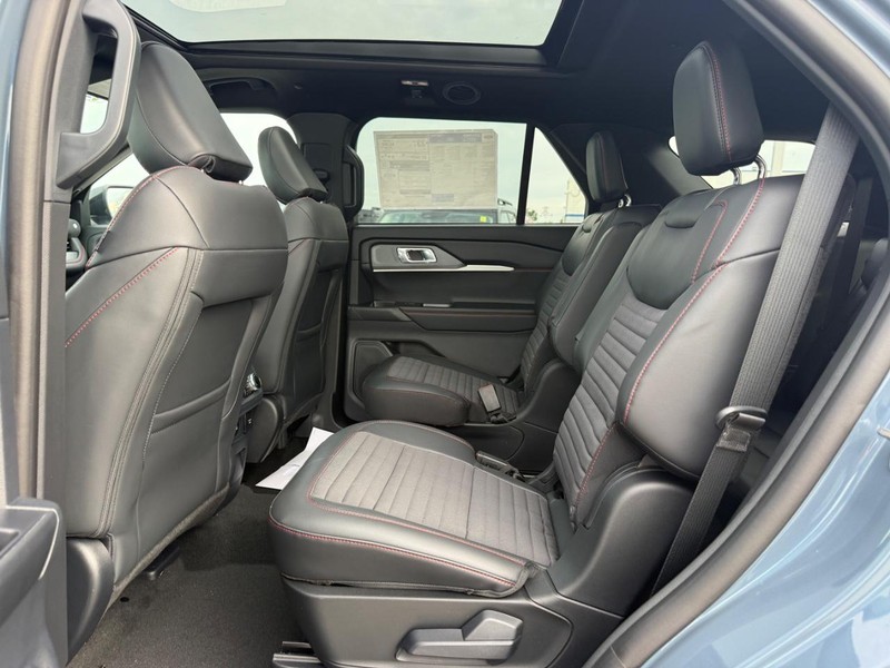 Ford Explorer Vehicle Full-screen Gallery Image 6