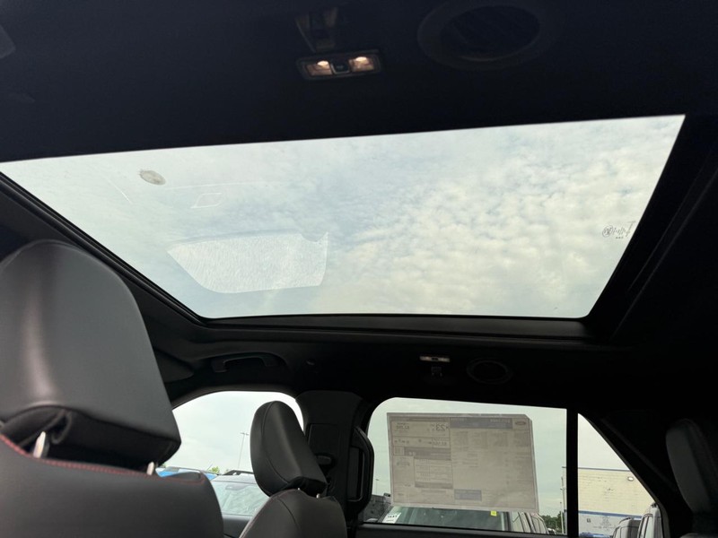 Ford Explorer Vehicle Full-screen Gallery Image 7