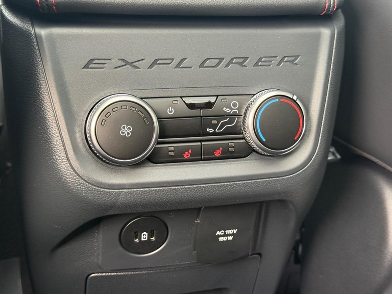 Ford Explorer Vehicle Full-screen Gallery Image 8
