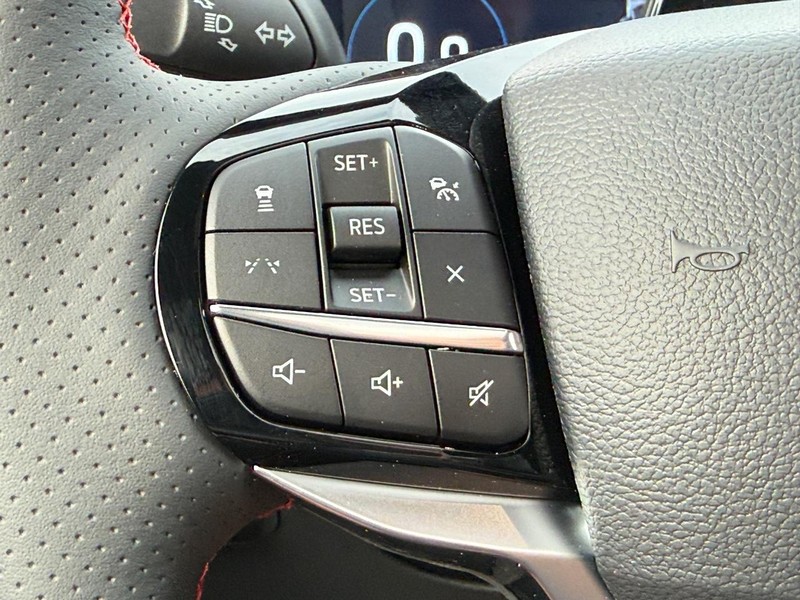 Ford Explorer Vehicle Full-screen Gallery Image 11
