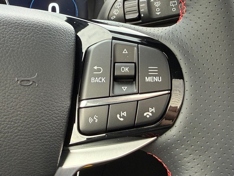 Ford Explorer Vehicle Full-screen Gallery Image 12