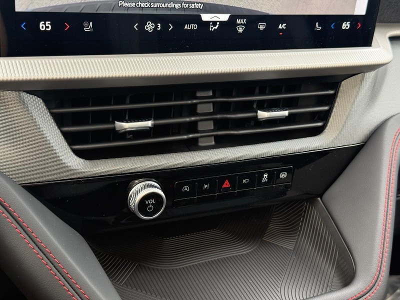 Ford Explorer Vehicle Full-screen Gallery Image 16