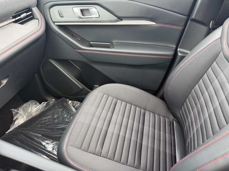 Ford Explorer Vehicle Full-screen Gallery Image 18