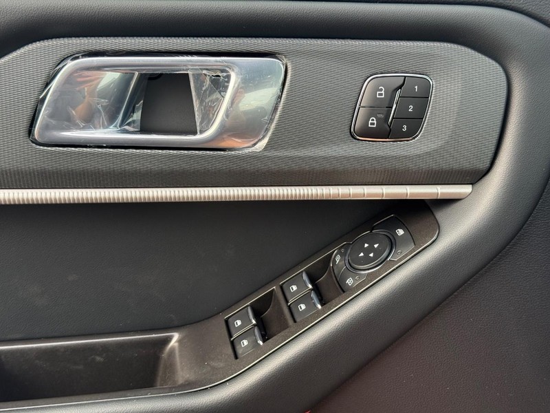 Ford Explorer Vehicle Full-screen Gallery Image 20