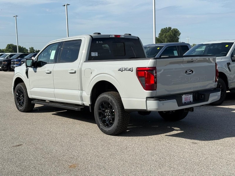 Ford F-150 Vehicle Full-screen Gallery Image 3